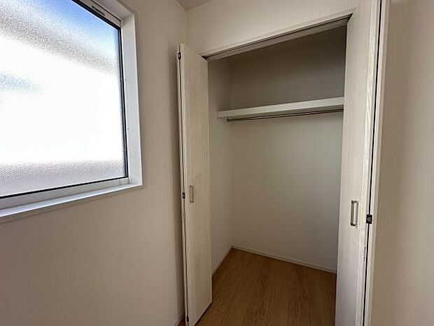 ■■closet■■クローゼットはスーツ類から丈の長いコート類まで何でも収納できる便利なスペースです。衣装ケースと併用することでセーター類なども収納でき自分だけのスペースにカスタマイズできます。