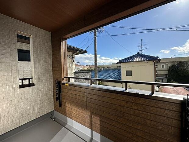 ■■開放感感じるバルコニー■■頬をなでる優しい風を感じることが出来るバルコニー。つい深呼吸をしたくなる気持ちの良い場所はこのお部屋の自慢です。お洗濯物を干すスペースとしても十分な広さがあります。