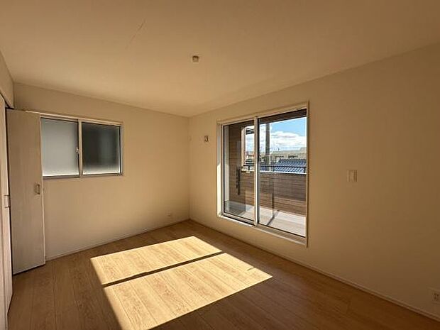 ■■居室■■各居室ごとにデザイン性のある窓を配置しました。壁面にはデスクやベット等の家具を置きやすいように高さや位置にも配慮しました。自分だけのお気に入りの空間を是非ご体感下さい。