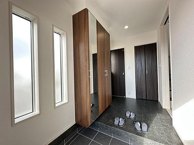 ■■玄関■■人を迎え入れる最初の場所だからこそ、清潔感がある空間にして頂ける様にゆとりあるシューズボックスを設置しました。おでかけの時も帰った時も、「我が家」を最初に感じでもらえる素敵な空間に。