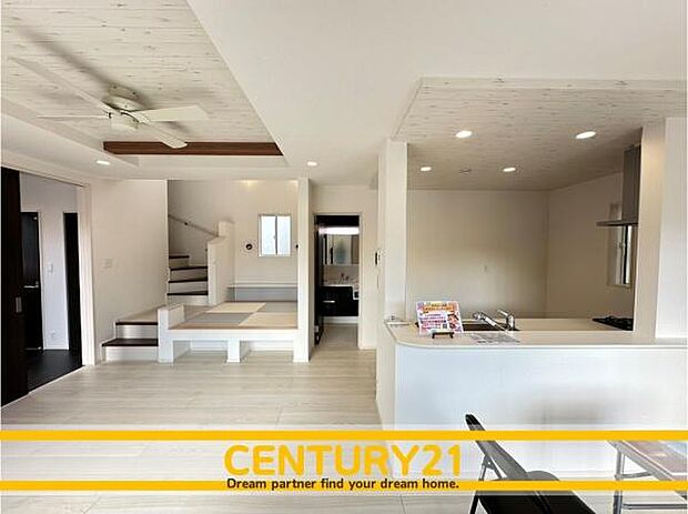 ■■憩いのリビング■■くつろぎを愉しむリビングルームは憩いの場となります。リビングとダイニングの空間機能を活かし、巧みに使い分ける発想が、ライフスタイルに新しいゆとりをもたらします。