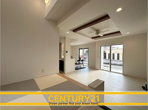 ■■ステキな時間を!■■忙しい朝でも、しっかり家族が揃って食事をして頂けるゆとりある大きさのダイニングスペース。奥様が作る手料理をカウンター越しに受けとって頂き、テーブルで囲む素敵な時間を存分に。