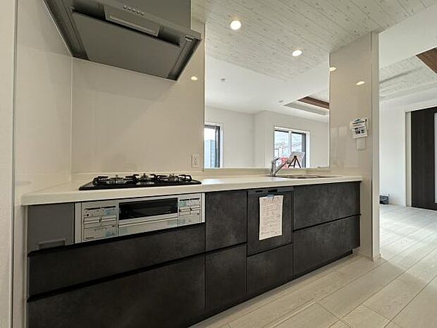 ■■対面キッチン■■キッチンは収納数もさる事ながら、リビングで寛ぐ家族や小さなお子様を見守りながら料理が出来る「対面式の温もり設計」。キッチンから立ち込める香りが今日の料理を期待させます