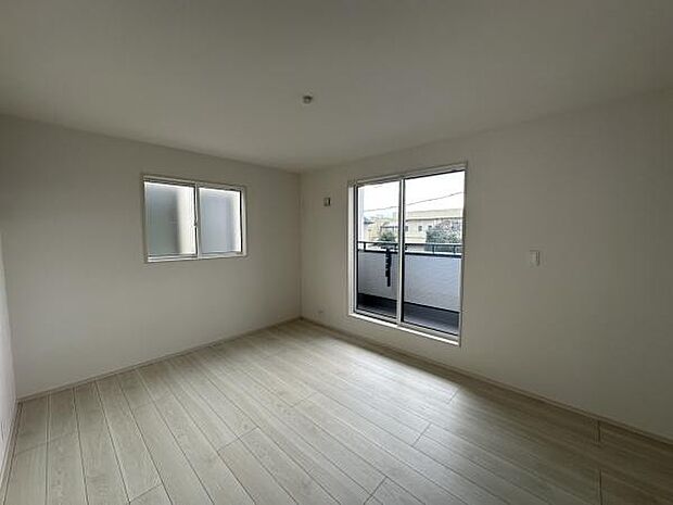 ■■メインベッドルーム■■ウォークinクローゼット付の広い主寝室。プライベートを保ちながらもバランスよく配置された窓から緩やかな陽が射し込み、広い空間を光が満たしていきます。