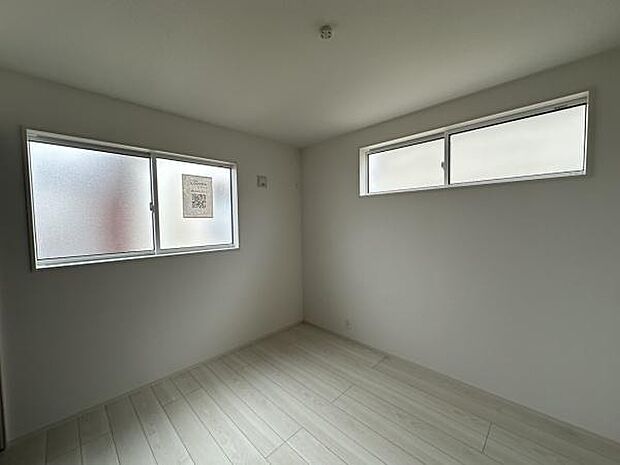 ■■明るい居室■■温もりある自然光を感じていただける居室です。飽きのこないナチュラルカラーの床にホワイトの壁紙は、色褪せることのない心地良さを作ります。