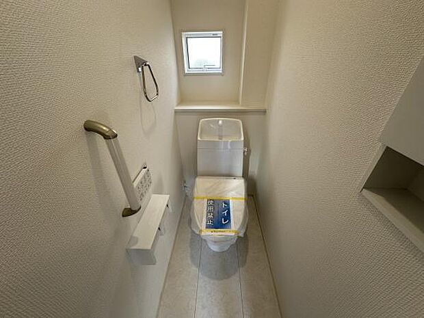 ■■Toilet■■清潔な空間を保ちたいトイレはオフホワイトでまとめました。毎日使う場所だからこそお手入れも楽々にできる機能が搭載されております。汚れが付着しにくい便器はお掃除も楽々です。