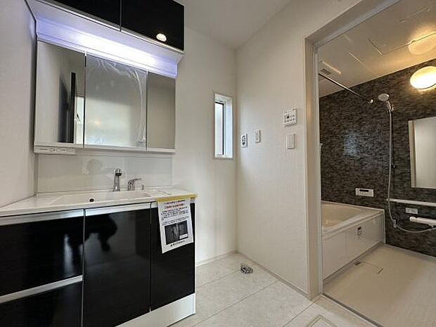 ■■清潔な空間■■毎日使うものだから清潔な空間を保ちたい水回り。洗面にはそんな願いを解消させてくれる収納アイデアが満載です。三面鏡の裏側にはキャビネットが現れ小物から背の高い物まで収納できます。