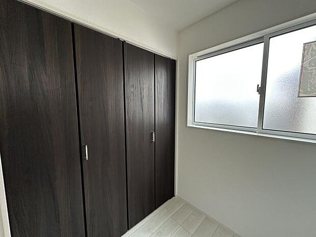 ■■closet■■クローゼットはスーツ類から丈の長いコート類まで何でも収納できる便利なスペースです。衣装ケースと併用することでセーター類なども収納でき自分だけのスペースにカスタマイズできます。