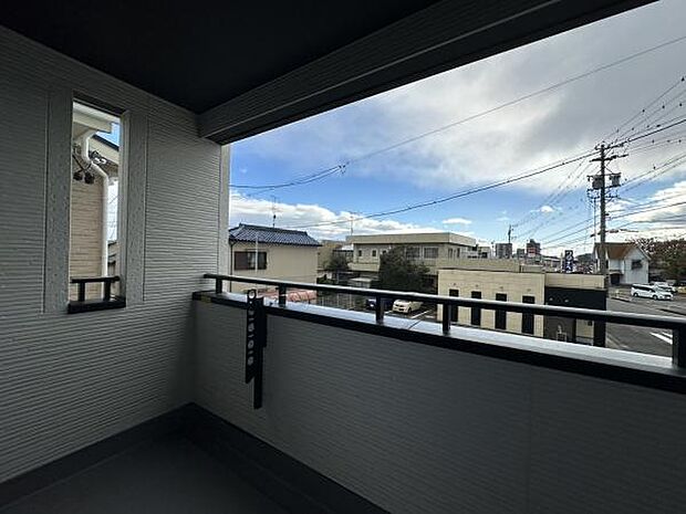 ■■開放感感じるバルコニー■■頬をなでる優しい風を感じることが出来るバルコニー。つい深呼吸をしたくなる気持ちの良い場所はこのお部屋の自慢です。お洗濯物を干すスペースとしても十分な広さがあります。