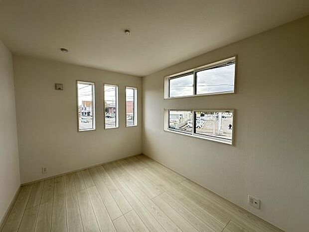 ■■居室■■各居室ごとにデザイン性のある窓を配置しました。壁面にはデスクやベット等の家具を置きやすいように高さや位置にも配慮しました。自分だけのお気に入りの空間を是非ご体感下さい。