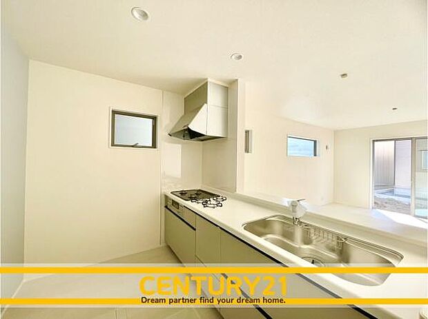 ■■広々キッチン■■大型の冷蔵庫やレンジボードもしっかり置ける広々としたキッチンスペースが大事。ゆとりある空間で作業ができるとお料理の腕も日に日に上がりそうな気がしてきます。