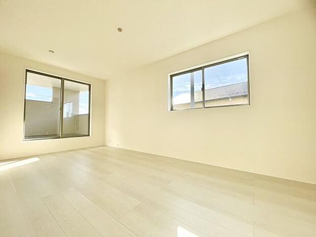 ■■メインベッドルーム■■ウォークinクローゼット付の広い主寝室。プライベートを保ちながらもバランスよく配置された窓から緩やかな陽が射し込み、広い空間を光が満たしていきます。