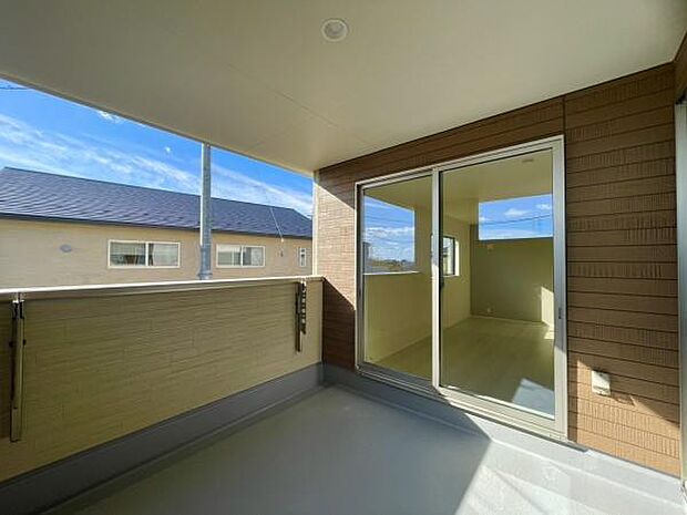 ■■開放感感じるバルコニー■■頬をなでる優しい風を感じることが出来るバルコニー。つい深呼吸をしたくなる気持ちの良い場所はこのお部屋の自慢です。お洗濯物を干すスペースとしても十分な広さがあります。