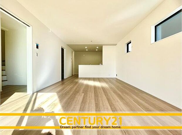 ■■憩いのリビング■■くつろぎを愉しむリビングルームは憩いの場となります。リビングとダイニングの空間機能を活かし、巧みに使い分ける発想が、ライフスタイルに新しいゆとりをもたらします。