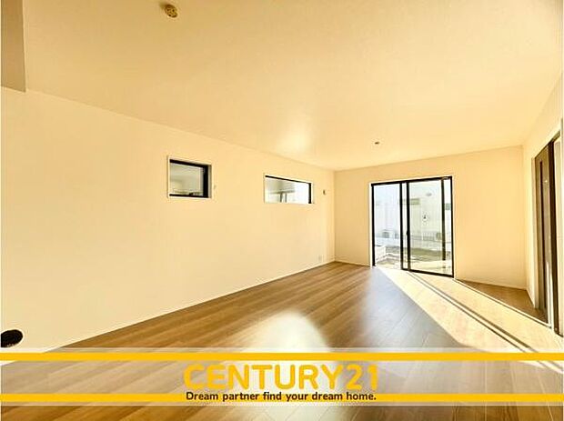 ■■ステキな時間を！■■忙しい朝でも、しっかり家族が揃って食事をして頂けるゆとりある大きさのダイニングスペース。奥様が作る手料理をカウンター越しに受けとって頂き、テーブルで囲む素敵な時間を存分に。