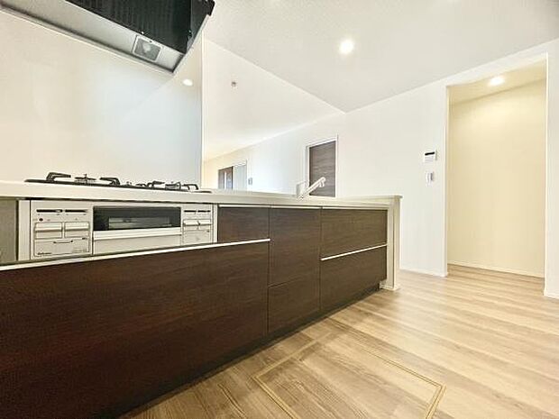 ■■対面キッチン■■キッチンは収納数もさる事ながら、リビングで寛ぐ家族や小さなお子様を見守りながら料理が出来る「対面式の温もり設計」。キッチンから立ち込める香りが今日の料理を期待させます