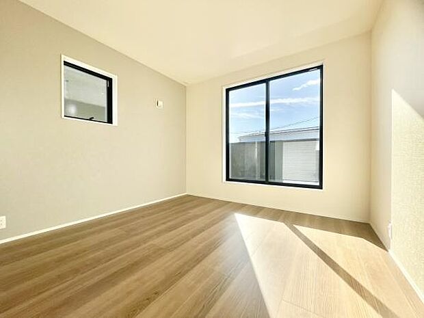 ■■メインベッドルーム■■ウォークinクローゼット付の広い主寝室。プライベートを保ちながらもバランスよく配置された窓から緩やかな陽が射し込み、広い空間を光が満たしていきます。