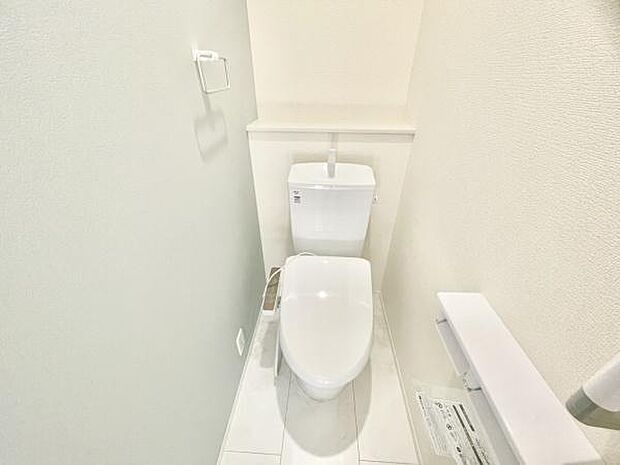 ■■Toilet■■清潔な空間を保ちたいトイレはオフホワイトでまとめました。毎日使う場所だからこそお手入れも楽々にできる機能が搭載されております。汚れが付着しにくい便器はお掃除も楽々です。