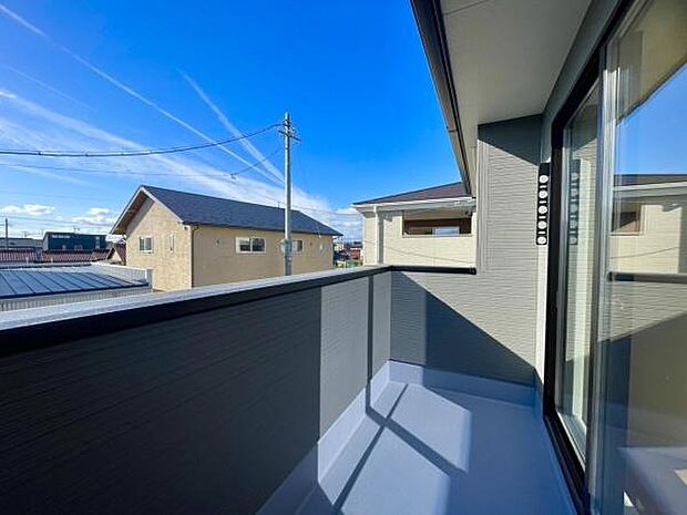 ■■開放感感じるバルコニー■■頬をなでる優しい風を感じることが出来るバルコニー。つい深呼吸をしたくなる気持ちの良い場所はこのお部屋の自慢です。お洗濯物を干すスペースとしても十分な広さがあります。