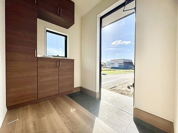 ■■玄関■■人を迎え入れる最初の場所だからこそ、清潔感がある空間にして頂ける様にゆとりあるシューズボックスを設置しました。おでかけの時も帰った時も、「我が家」を最初に感じでもらえる素敵な空間に。