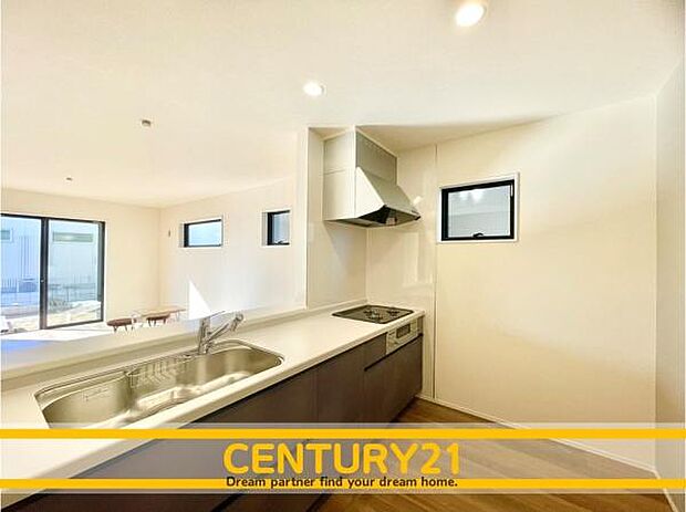 ■■広々キッチン■■大型の冷蔵庫やレンジボードもしっかり置ける広々としたキッチンスペースが大事。ゆとりある空間で作業ができるとお料理の腕も日に日に上がりそうな気がしてきます。