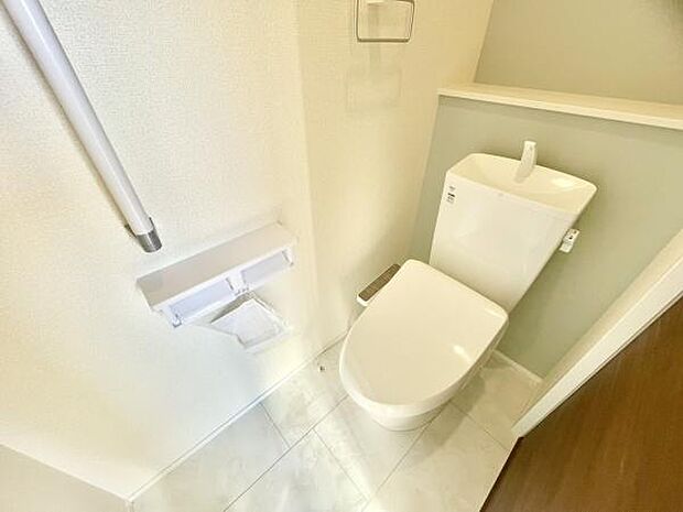 ■■Toilet■■清潔な空間を保ちたいトイレはオフホワイトでまとめました。毎日使う場所だからこそお手入れも楽々にできる機能が搭載されております。汚れが付着しにくい便器はお掃除も楽々です。