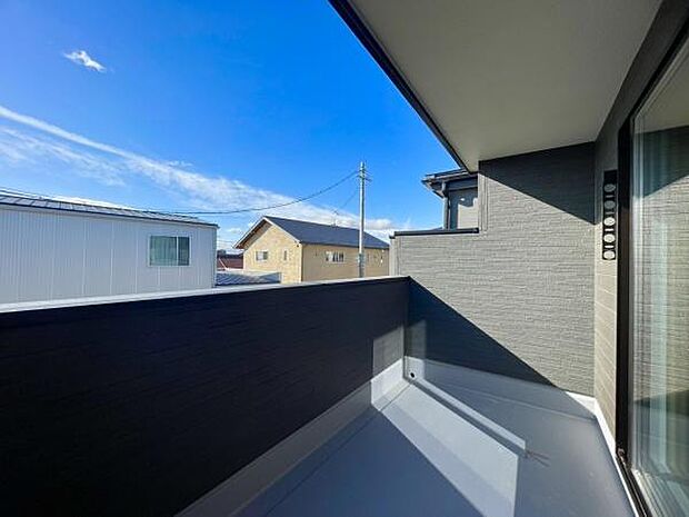 ■■開放感感じるバルコニー■■頬をなでる優しい風を感じることが出来るバルコニー。つい深呼吸をしたくなる気持ちの良い場所はこのお部屋の自慢です。お洗濯物を干すスペースとしても十分な広さがあります。