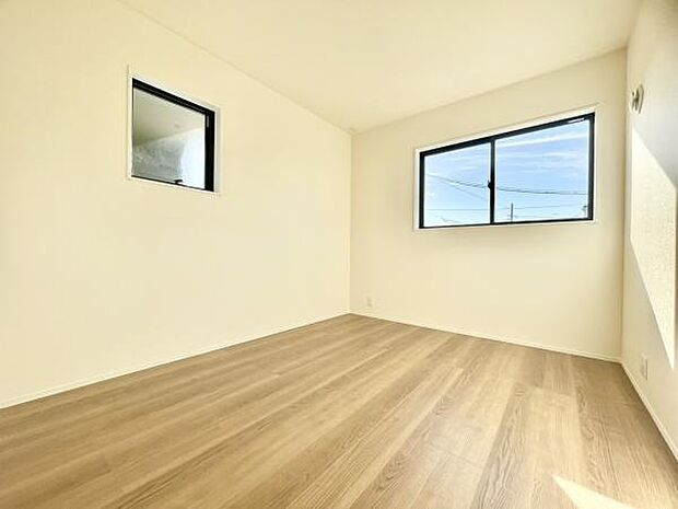 ■■居室■■各居室ごとにデザイン性のある窓を配置しました。壁面にはデスクやベット等の家具を置きやすいように高さや位置にも配慮しました。自分だけのお気に入りの空間を是非ご体感下さい。