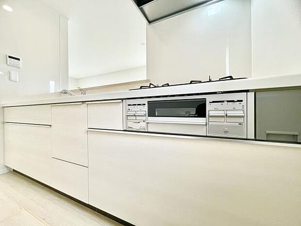 ■■対面キッチン■■キッチンは収納数もさる事ながら、リビングで寛ぐ家族や小さなお子様を見守りながら料理が出来る「対面式の温もり設計」。キッチンから立ち込める香りが今日の料理を期待させます