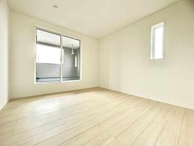 ■■メインベッドルーム■■クローゼット付の広い主寝室。プライベートを保ちながらもバランスよく配置された窓から緩やかな陽が射し込み、広い空間を光が満たしていきます。