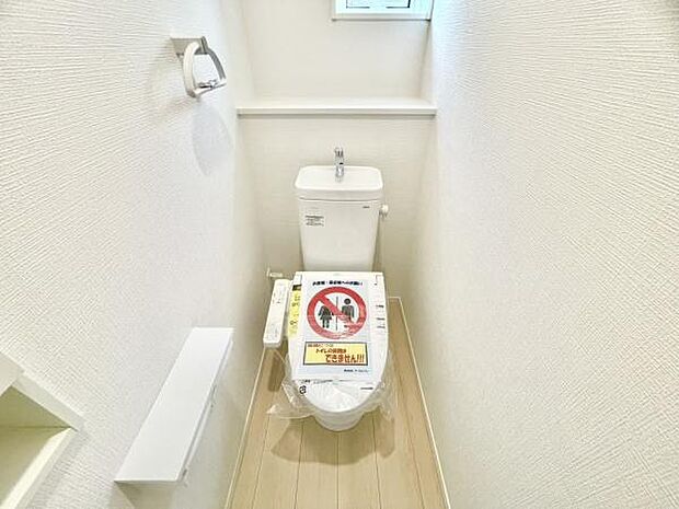 ■■Toilet■■清潔な空間を保ちたいトイレはオフホワイトでまとめました。毎日使う場所だからこそお手入れも楽々にできる機能が搭載されております。汚れが付着しにくい便器はお掃除も楽々です。