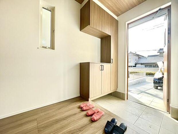 ■■玄関■■人を迎え入れる最初の場所だからこそ、清潔感がある空間にして頂ける様にゆとりあるシューズボックスを設置しました。おでかけの時も帰った時も、「我が家」を最初に感じでもらえる素敵な空間に。