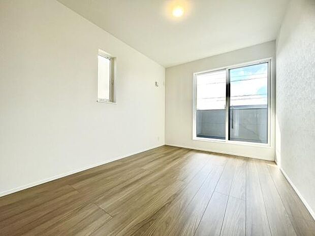 ■■居室■■各居室ごとにデザイン性のある窓を配置しました。壁面にはデスクやベット等の家具を置きやすいように高さや位置にも配慮しました。自分だけのお気に入りの空間を是非ご体感下さい。