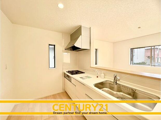 ■■広々キッチン■■大型の冷蔵庫やレンジボードもしっかり置ける広々としたキッチンスペースが大事。ゆとりある空間で作業ができるとお料理の腕も日に日に上がりそうな気がしてきます。