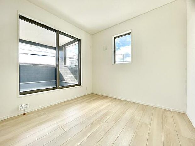 ■■メインベッドルーム■■クローゼット付の広い主寝室。プライベートを保ちながらもバランスよく配置された窓から緩やかな陽が射し込み、広い空間を光が満たしていきます。