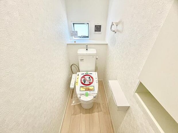 ■■Toilet■■清潔な空間を保ちたいトイレはオフホワイトでまとめました。毎日使う場所だからこそお手入れも楽々にできる機能が搭載されております。汚れが付着しにくい便器はお掃除も楽々です。