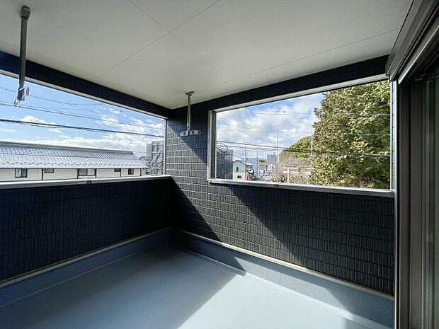 ■■開放感感じるバルコニー■■頬をなでる優しい風を感じることが出来るバルコニー。つい深呼吸をしたくなる気持ちの良い場所はこのお部屋の自慢です。お洗濯物を干すスペースとしても十分な広さがあります。