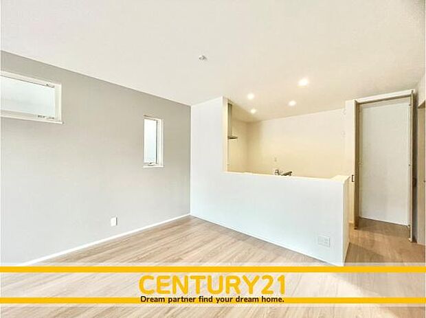 ■■ステキな時間を！■■忙しい朝でも、しっかり家族が揃って食事をして頂けるゆとりある大きさのダイニングスペース。奥様が作る手料理をカウンター越しに受けとって頂き、テーブルで囲む素敵な時間を存分に。