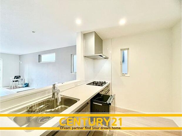 ■■広々キッチン■■大型の冷蔵庫やレンジボードもしっかり置ける広々としたキッチンスペースが大事。ゆとりある空間で作業ができるとお料理の腕も日に日に上がりそうな気がしてきます。