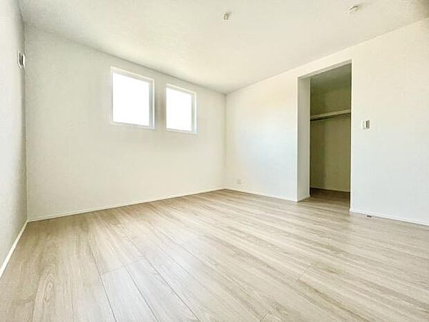 ■■メインベッドルーム■■ウォークinクローゼット付の広い主寝室。プライベートを保ちながらもバランスよく配置された窓から緩やかな陽が射し込み、広い空間を光が満たしていきます。