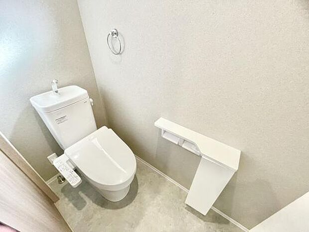 ■■Toilet■■清潔な空間を保ちたいトイレはオフホワイトでまとめました。毎日使う場所だからこそお手入れも楽々にできる機能が搭載されております。汚れが付着しにくい便器はお掃除も楽々です。