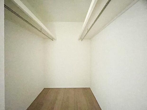 ■■何でも入る■■各居室のクローゼットはスーツ類から丈の長いコート類まで何でも収納できる便利なスペースです。衣装ケースと併用することでセーター類なども収納でき自分だけのスペースにできます。