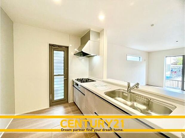 ■■広々キッチン■■大型の冷蔵庫やレンジボードもしっかり置ける広々としたキッチンスペースが大事。ゆとりある空間で作業ができるとお料理の腕も日に日に上がりそうな気がしてきます。