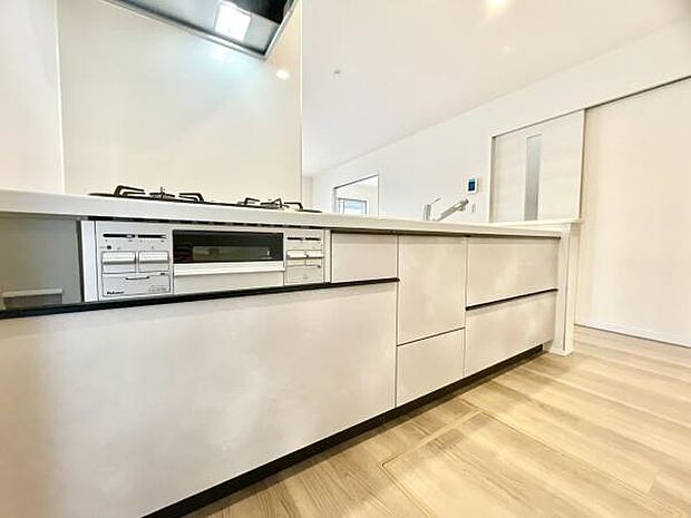 ■■対面キッチン■■キッチンは収納数もさる事ながら、リビングで寛ぐ家族や小さなお子様を見守りながら料理が出来る「対面式の温もり設計」。キッチンから立ち込める香りが今日の料理を期待させます