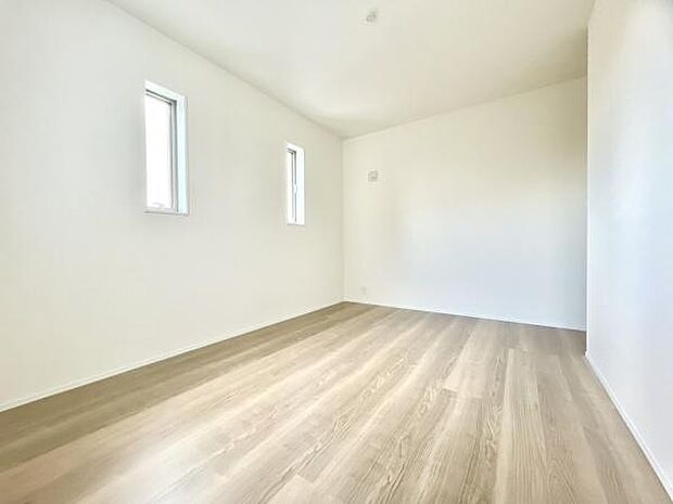 ■■明るい居室■■温もりある自然光を感じていただける居室です。飽きのこないナチュラルカラーの床にホワイトの壁紙は、色褪せることのない心地良さを作ります。