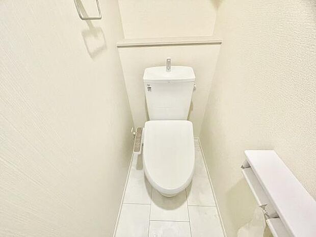 ■■Toilet■■清潔な空間を保ちたいトイレはオフホワイトでまとめました。毎日使う場所だからこそお手入れも楽々にできる機能が搭載されております。汚れが付着しにくい便器はお掃除も楽々です。