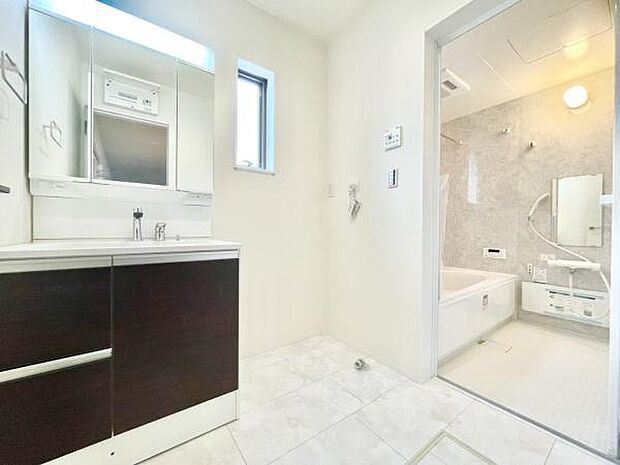 ■■清潔な空間■■毎日使うものだから清潔な空間を保ちたい水回り。洗面にはそんな願いを解消させてくれる収納アイデアが満載です。三面鏡の裏側にはキャビネットが現れ小物から背の高い物まで収納できます。