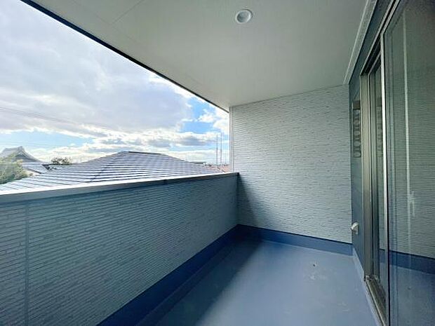 ■■開放感感じるバルコニー■■頬をなでる優しい風を感じることが出来るバルコニー。つい深呼吸をしたくなる気持ちの良い場所はこのお部屋の自慢です。お洗濯物を干すスペースとしても十分な広さがあります。