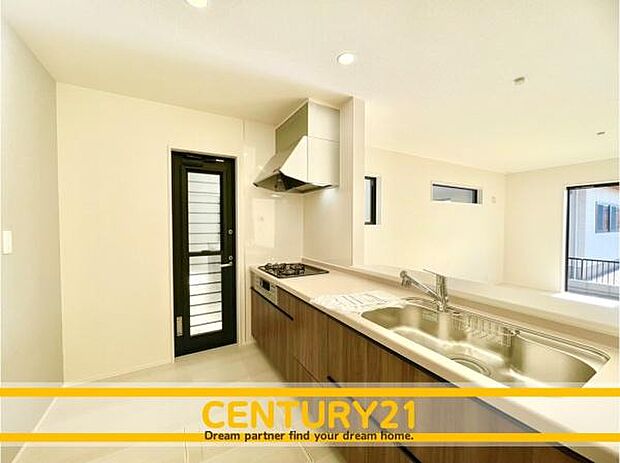 ■■広々キッチン■■大型の冷蔵庫やレンジボードもしっかり置ける広々としたキッチンスペースが大事。ゆとりある空間で作業ができるとお料理の腕も日に日に上がりそうな気がしてきます。