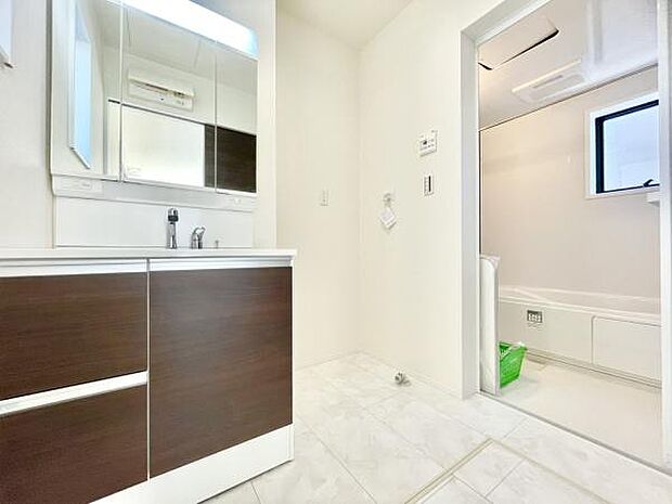 ■■清潔な空間■■毎日使うものだから清潔な空間を保ちたい水回り。洗面にはそんな願いを解消させてくれる収納アイデアが満載です。三面鏡の裏側にはキャビネットが現れ小物から背の高い物まで収納できます。